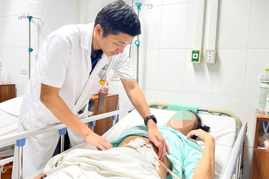 Thủng ruột vì ăn táo đỏ cả hạt