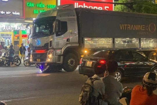 Va chạm xe tải đi cùng chiều, hai người đi xe máy tử vong