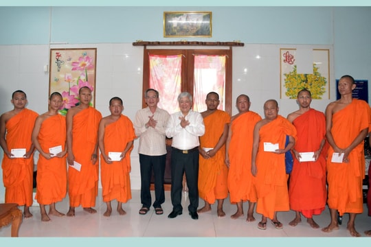 Chủ tịch Ủy ban Trung ương MTTQ chúc Tết Chôl Chnăm Thmây tại Bạc Liêu