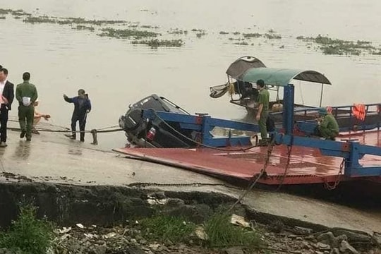 Nam Định: Phát hiện ô tô chìm dưới sông, tài xế tử vong bên trong