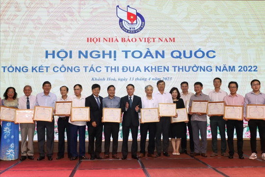 Tôn vinh cống hiến của những người làm báo