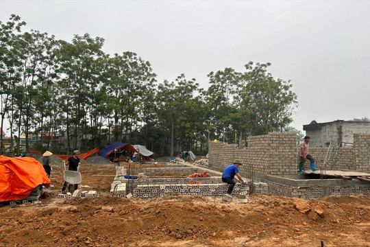 Rộn ràng trên khu tái định cư làng chài Thiệu Vũ