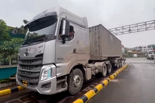 Hà Nội: Bắt giữ nhiều xe chở cát lậu quá tải trọng