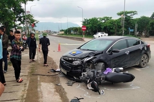 Xe máy chạy tốc độ cao va chạm với ô tô khiến hai người thương vong