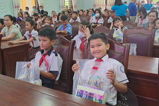 Trao 154 suất học bổng cho học sinh nghèo học giỏi huyện Quảng Điền
