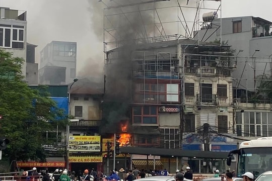 Hà Nội: Cháy lớn ở cửa hàng quần áo