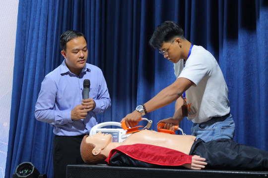 Trường Đại học Luật TP.HCM tập huấn kỹ năng cấp cứu hồi sức tim phổi