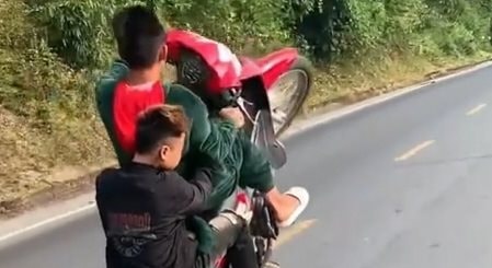 Điều khiển xe máy bốc đầu rồi quay video đăng lên mạng xã hội