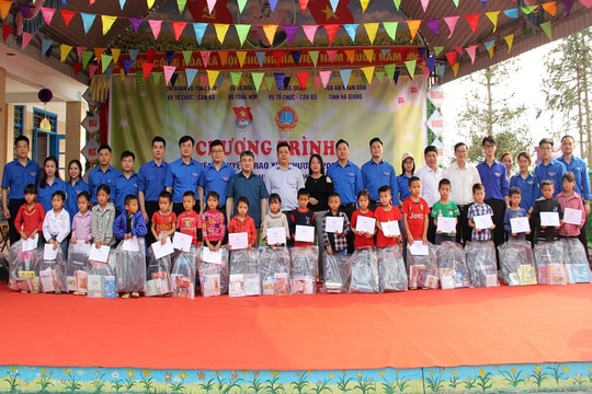 Trao quà tặng học sinh Trường Phổ thông Dân tộc Bán trú Tiểu học Pố Lồ