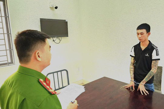 “Đút túi” tiền bán xăng của công ty rồi trốn ra đảo