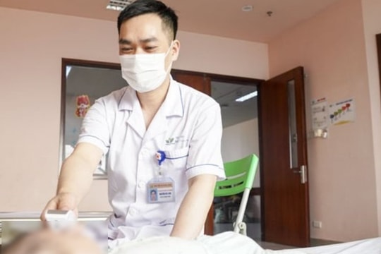 Bé 3 tháng tuổi bị nhỏ nhầm axit vào miệng