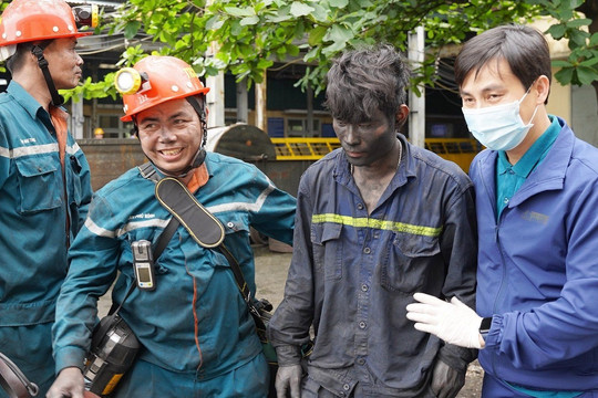 Giải cứu 2 công nhân mỏ than Quảng Ninh mắc kẹt trong hầm lò