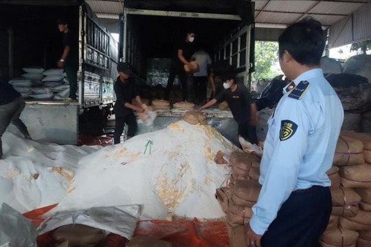 Tiêu hủy hơn 65 tấn đường cát và hàng nghìn sản phẩm nhập lậu