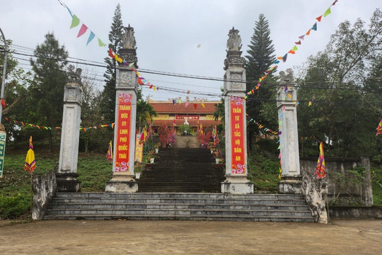 Thủ nhang bị bắt vì đánh bạc