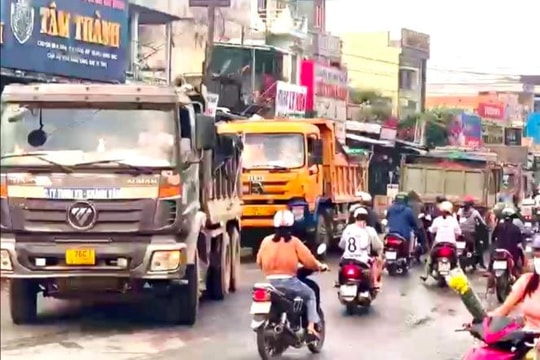 Xe chở đất “tung hoành” trên đường, tiềm ẩn nguy cơ tai nạn