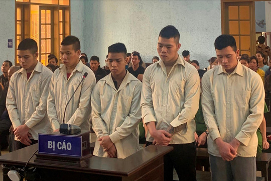 Đánh người trọng thương vì bị chiếu đèn xe vào mặt