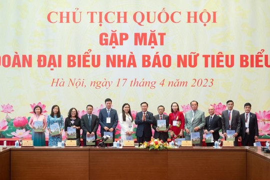 Chủ tịch Quốc hội Vương Đình Huệ gặp mặt Câu lạc bộ Nhà báo nữ Việt Nam