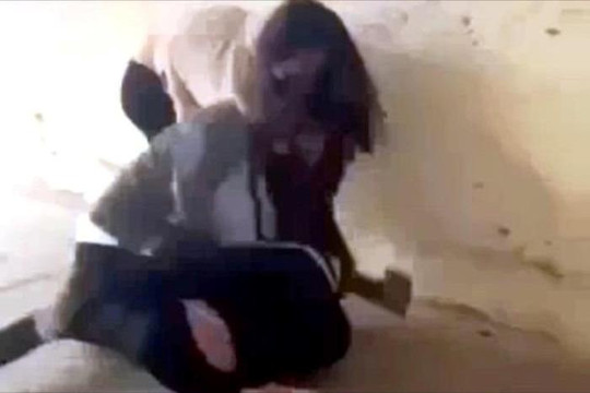 Xôn xao clip nữ sinh bị nhóm bạn đánh trong trường