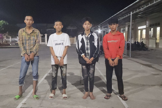 Mang dao khống chế người đi đường cướp tài sản
