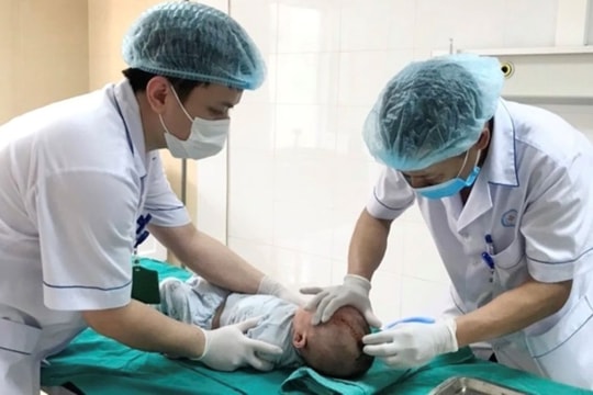 Kịp thời cứu sống bệnh nhi 6 tháng tuổi bị chấn thương sọ não
