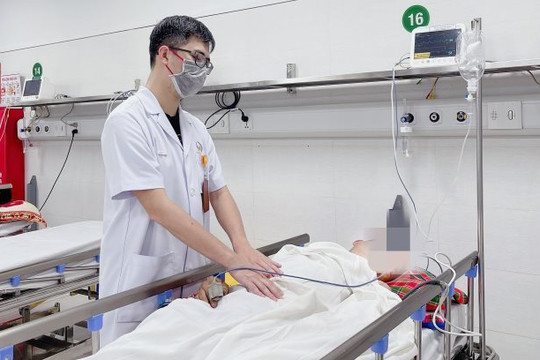Cốc đánh răng dài 12cm mắc kẹt sâu trong trực tràng