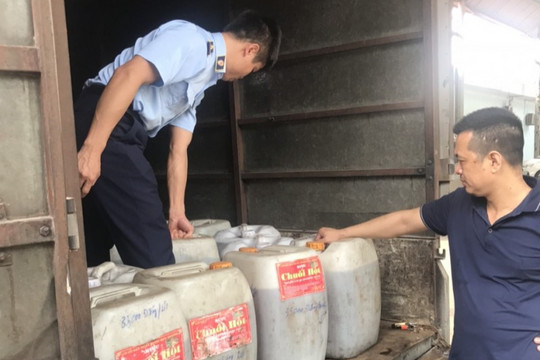 Hưng Yên: Xử phạt lái xe chở hơn 40 can rượu chuối không có nhãn mác