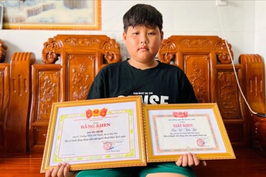 Chủ tịch UBND tỉnh Quảng Ngãi khen thưởng học sinh lớp 6 cứu hai người đuối nước