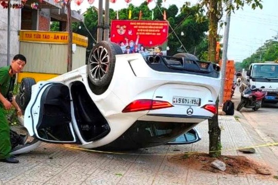Tài xế điều khiển xe ô tô lật ngửa trên vỉa hè dương tính với ma túy