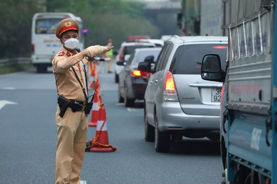 Thủ tướng yêu cầu đảm bảo an toàn giao thông dịp lễ, gắn với phòng dịch Covid-19