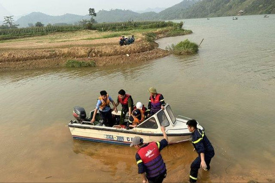 Tìm kiếm hai nạn nhân mất tích do lật thuyền trên sông Lô