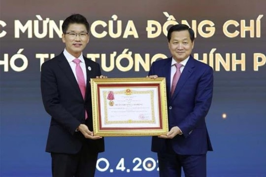 Công ty Samsung Electronics Việt Nam Thái Nguyên đón nhận Huân chương Lao động hạng Ba