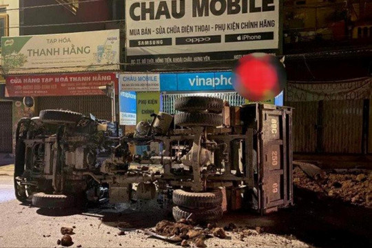 Ô tô bán tải đâm xe ben chở đất trong đêm, 1 người bị thương