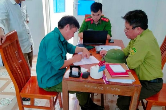 Bắt quả tang đối tượng chặt phá rừng để trồng keo