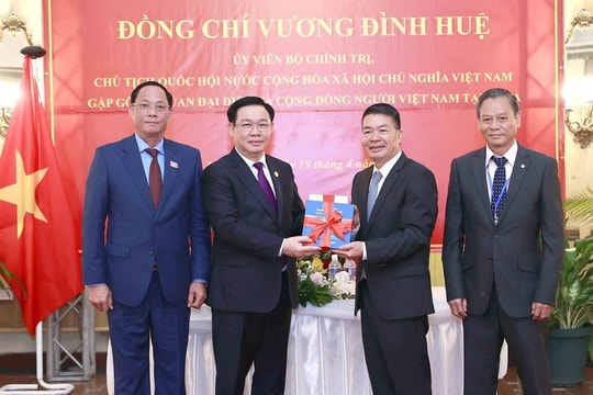 Tủ sách về Chủ tịch Hồ Chí Minh đến với cộng đồng người Việt ở Cuba