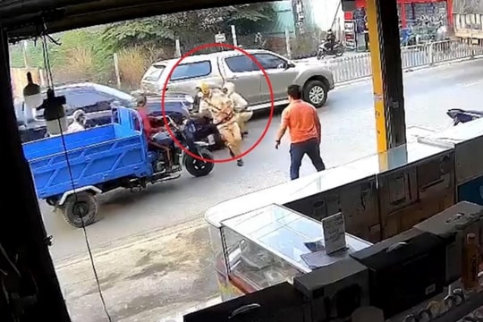 Thiếu tá CSGT và 2 người dân bị xe ô tô chở hàng cấm tông tử vong