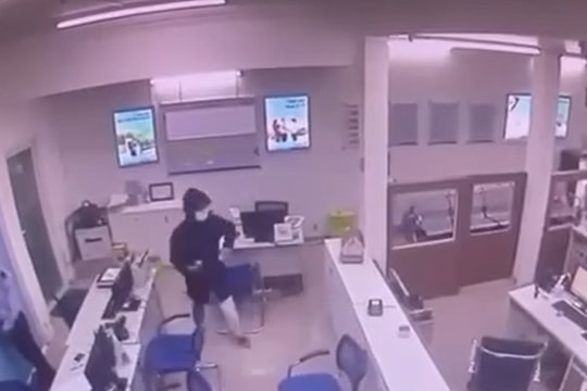 Video tên cướp cầm súng cướp gần nửa tỷ đồng của ngân hàng ở Đà Nẵng