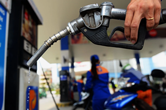 Từ 17h00 chiều 21/4, giá xăng, dầu giảm nhẹ