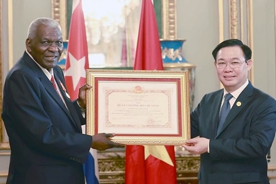 Chủ tịch Quốc hội Vương Đình Huệ trao Huân chương của Đảng, Nhà nước Việt Nam tặng Lãnh đạo Quốc hội Cuba