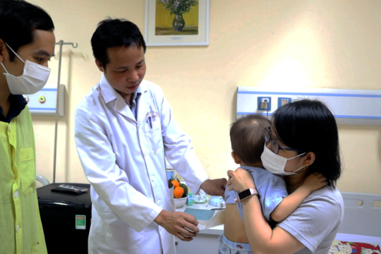 Lấy sỏi thận cho bé 2 tuổi qua "đường hầm siêu nhỏ"