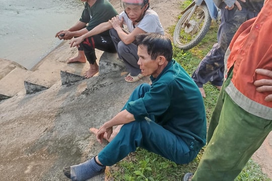 Lão nông can đảm cứu người đuối nước dưới dòng kênh dữ