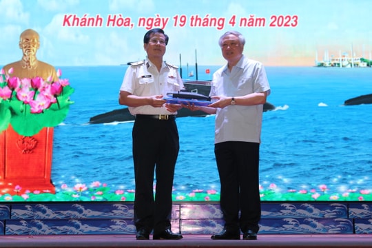 Chánh án TANDTC Nguyễn Hòa Bình thăm cán bộ, chiến sĩ Lữ đoàn tàu ngầm 189
