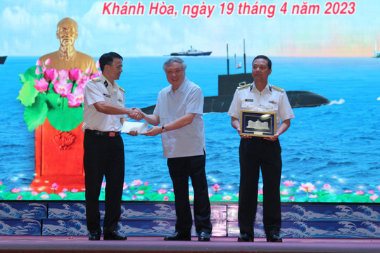Chánh án TANDTC Nguyễn Hòa Bình thăm cán bộ, chiến sĩ Lữ đoàn tàu ngầm 189