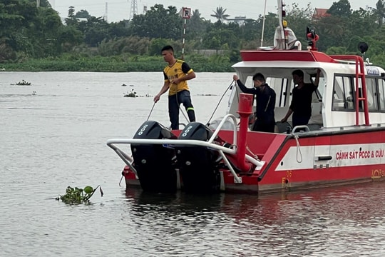 Đang nhậu, người đàn ông nhảy xuống sông Sài Gòn tắm rồi mất tích