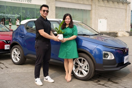 VinFast chính thức bàn giao xe VF5 Plus cho khách hàng