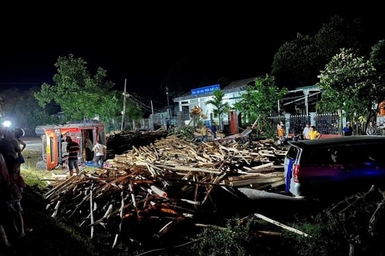 Quảng Ngãi: Lật xe chở gỗ, 6 người bị thương