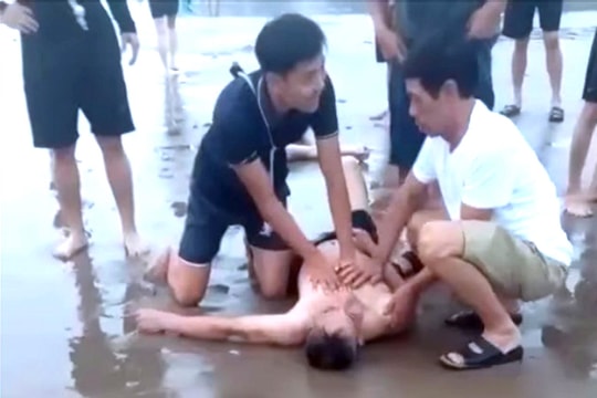 Kịp thời cứu 4 du khách bị đuối nước khi tắm biển