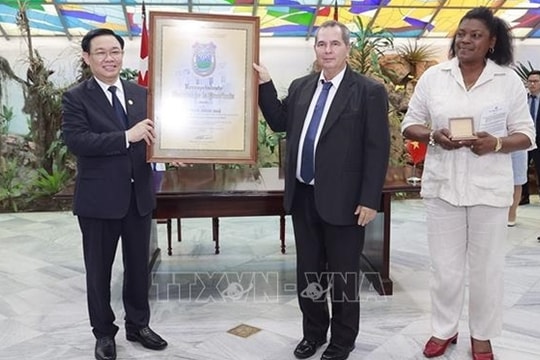 Chủ tịch Quốc hội Vương Đình Huệ tiếp Lãnh đạo Santiago de Cuba