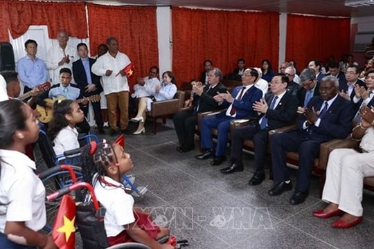 Chủ tịch Quốc hội Vương Đình Huệ thăm Trường đặc biệt hữu nghị Cuba - Việt Nam
