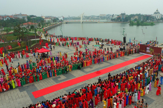 3739 người mặc áo dài tại Lễ hội Đền Hùng xác lập kỷ lục Guinness Việt Nam