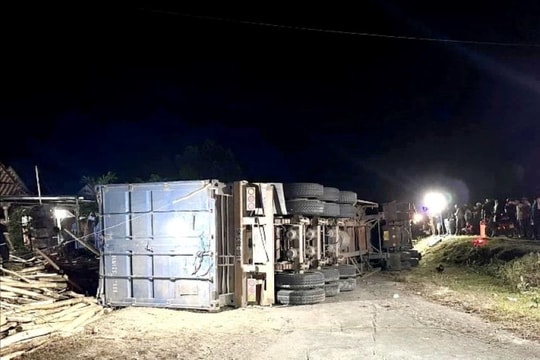 Lật xe chở gỗ, nhiều người bị thương nặng